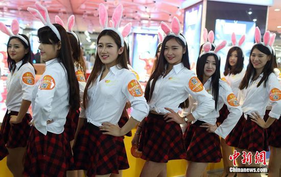 11月11日晚，一百位統(tǒng)一打扮的“兔女郎”現(xiàn)身南京新街口，逛街看電影玩快閃，走到哪里都被圍觀。