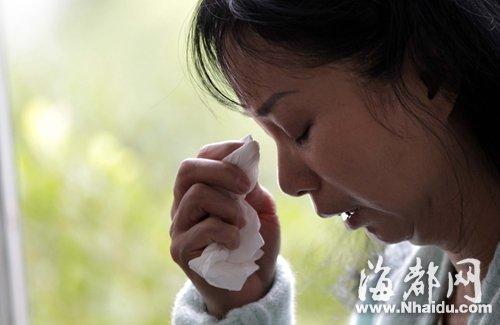 小梅的媽媽看到女兒發(fā)來的信息，就忍不住落淚