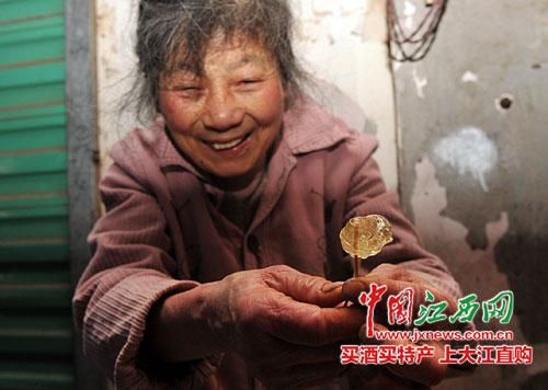 南昌一奶奶擺攤20年未漲價(jià) 日賺30元稱(chēng)很滿足