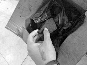 小曾發(fā)出買來的干炭和安眠藥。