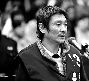 庭審時(shí)，鄭東稱自己想隨女兒一起去，請(qǐng)求法院判他死刑立即執(zhí)行