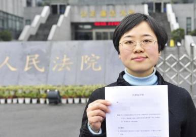 12月3日，起訴代理人出示公訴書。