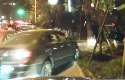 作案嫌疑車輛竄上綠化帶。（據(jù)警方視頻截圖）