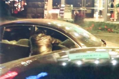 一警察試圖讓汽車停下。