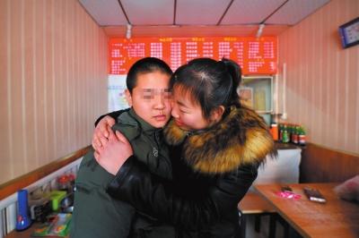 何女士找到了兒子小新后，把兒子緊緊抱在懷里。京華時(shí)報(bào)記者趙思衡攝