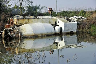12月23日，側(cè)翻在荷塘的罐車。