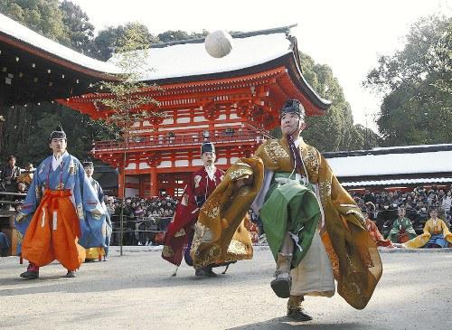 京都市左京區(qū)的下鴨神社舉行新年例行活動(dòng)“蹴鞠”。