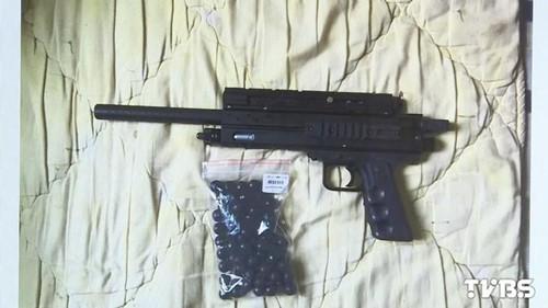 林姓男子使用的瓦斯鎮(zhèn)暴槍。圖自TVBS網(wǎng)站