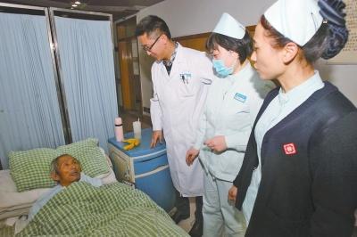老人病治好了，可他卻一直躺在醫(yī)院的病床上。