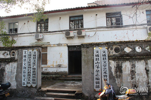 文成縣府大院除了主樓外，其他的基本為磚木結構的兩層小樓