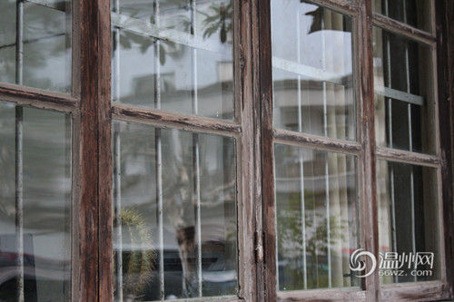 辦公室門窗的油漆已經磨損得幾乎看不出顏色