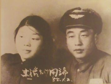 當(dāng)年的結(jié)婚照老人還保留得很好。