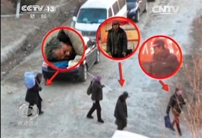 乞討完畢后，各有分工的乞討者們聚在一起，結(jié)伙回到居住地。央視截圖