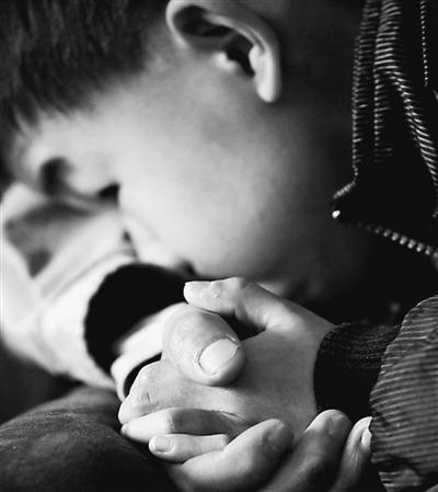 10歲小兒子緊緊握著哥哥的手。資料圖片