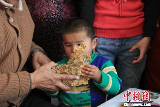 新疆青河縣一牧民上周意外撿到重7.85公斤公斤左右的一塊狗頭黃金，這塊黃金酷似中國地圖。