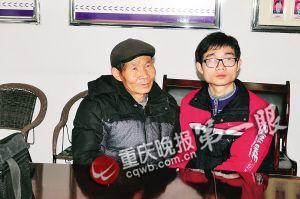 父子倆激動(dòng)地抱在一起雙手久久不松開