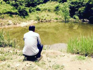 事發(fā)的水塘邊沒有任何警示標(biāo)語(yǔ)與防護(hù)設(shè)施