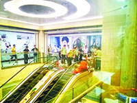 遇難女子家屬很悲傷。