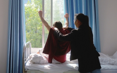 出院前，窗外透進一道陽光，打在他的身上。