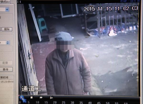 2015年11月17日，鄰居家的監(jiān)控在事發(fā)當(dāng)天拍到老人生前遺像。澎湃新聞記者 雍凱 圖