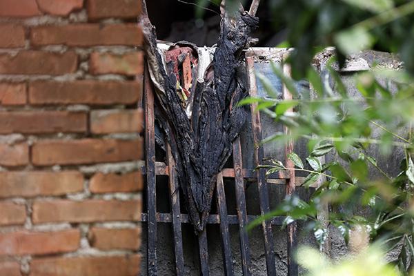 被燒焦的窗沿。澎湃新聞記者 雍凱 圖