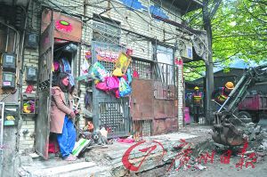 阿姨看著大家清理她堆積的垃圾。廣州日報(bào)記者李波 攝