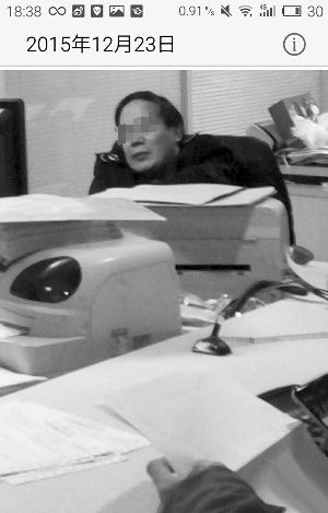 爆料人拍下工作人員睡覺(jué)的照片