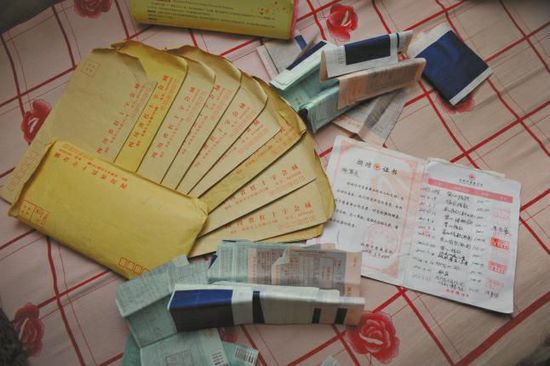 廖弟友捐款后保存的部分收據(jù)。