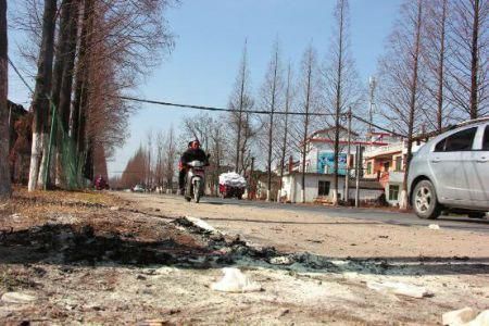 現場有條帶血的輪胎印記。