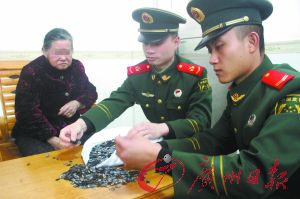 手機內(nèi)存卡因體積小、價值高，成為水客走私的“新寵”。圖為邊防官兵正在清點走私物品。