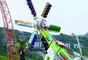 3月28日零點(diǎn)剛過(guò)幾分鐘，上海迪士尼6月16日開(kāi)園日的門(mén)票就宣告售罄，巨大的訪問(wèn)量一度導(dǎo)致票務(wù)系統(tǒng)出現(xiàn)間歇性故障，被網(wǎng)友調(diào)侃“激烈程度堪比春運(yùn)”。網(wǎng)上甚至有“黃牛”將一張開(kāi)園門(mén)票炒到幾千元。