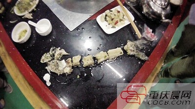 拼出魚骨，推斷魚沒有3斤8兩。 本報記者 平索茜 攝