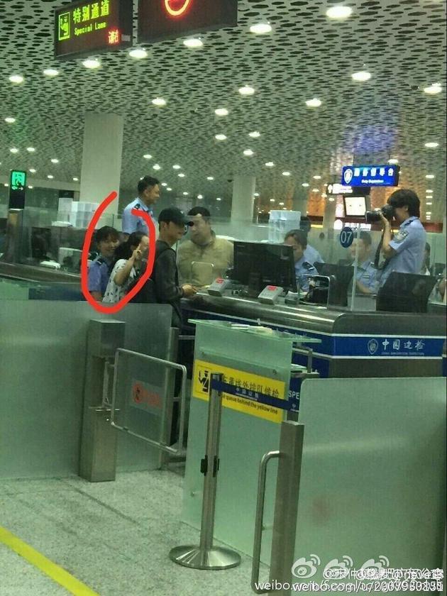 網(wǎng)友在得知此事后，紛紛炮轟上傳照片的人，認為該舉動嚴重侵犯了一人的隱私，涉嫌犯罪