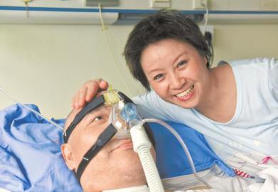 一年多來，楊曉華陪伴著臥病在床的男友，一日三餐悉心照料，毫無怨言。