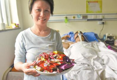 下周三兩人有望拿到結(jié)婚證，21日，喜氣洋洋的楊曉華已經(jīng)準(zhǔn)備好了喜糖。