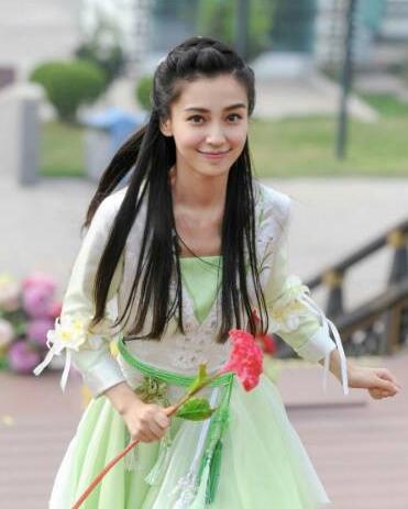 但是和倪妮站在一起，黑了一個(gè)色號(hào)，整個(gè)人都有點(diǎn)黯淡了。