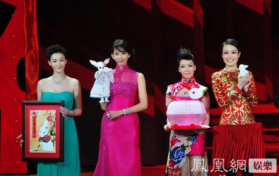 一直覺得長(zhǎng)得奇怪的景甜，跟劉天仙的合影，竟然還不錯(cuò)。