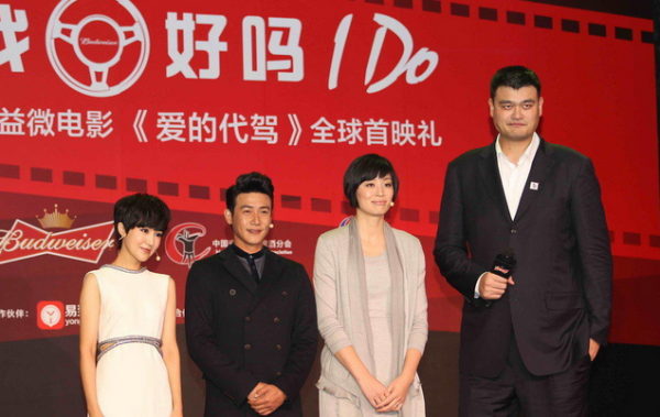 易建聯(lián)與姚明的合影本來好好的，丁俊暉一出現(xiàn)，立馬變“深V”，心疼小暉一秒