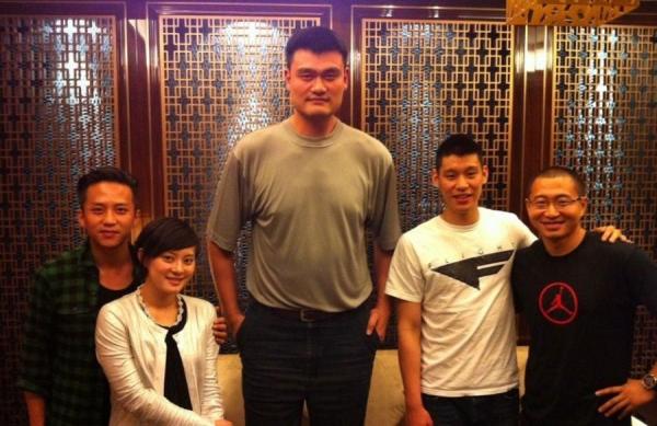 姚明+曾志偉，心疼兩人的脖子……