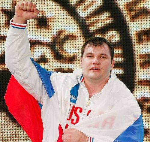 圖為2015年11月28日，阿列克謝·洛夫切夫在2015舉重世錦賽男子105公斤級(jí)頒獎(jiǎng)儀式上慶祝。