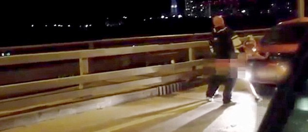 當(dāng)過往司機(jī)發(fā)現(xiàn)這對(duì)夫婦在立交橋上的奧迪汽車引擎蓋上“嘿咻”時(shí)，許多人靠邊停車觀看。（視頻截圖）