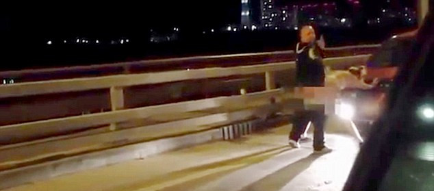 許多人拍攝到這對(duì)夫婦在引擎罩上“表達(dá)愛意”的方式，而男子甚至轉(zhuǎn)過頭來看鏡頭。（視頻截圖）