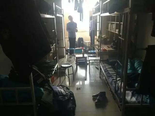 這個(gè)學(xué)校的男生宿舍火了！女同學(xué)都喊著要嫁