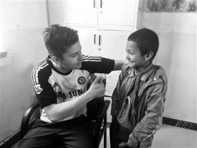 男孩為買(mǎi)足球4個(gè)月攢39元 眾人被感動(dòng)捐款捐物