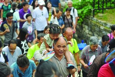 　　昨天不少老人帶著孫子孫女參加活動,明城墻對南京人而言,更多的是一種傳承。
