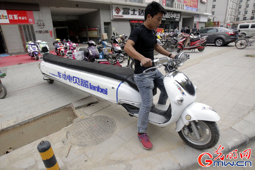 鄭州現(xiàn)4.7米“航母”電動(dòng)車(chē):可坐十多人