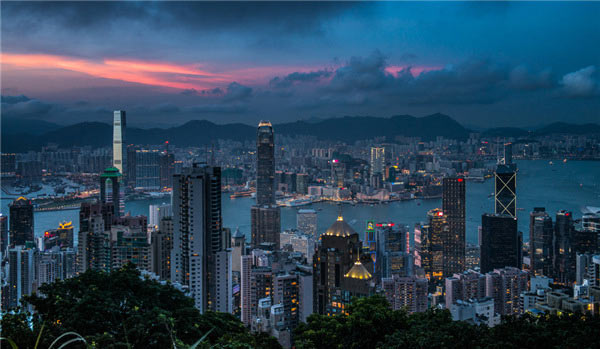 不要溫和地走進(jìn)那個良夜 因為夜太美！