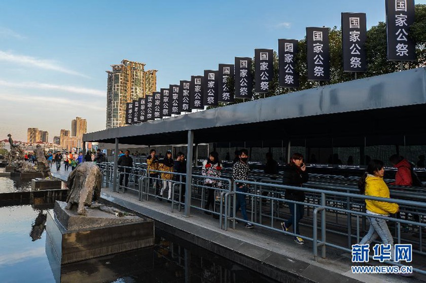 12月14日,觀眾排隊進(jìn)入侵華日軍南京大屠殺遇難同胞紀(jì)念館參觀。新華社記者 沈鵬 攝