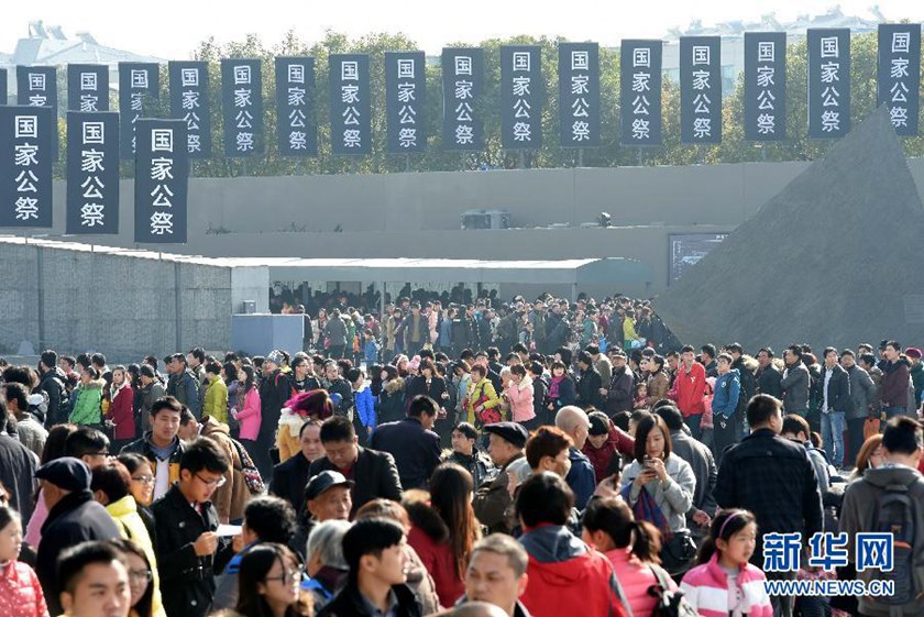 12月14日,參觀者在南京大屠殺遇難同胞紀(jì)念館參觀?！　⌒氯A社記者孫參攝