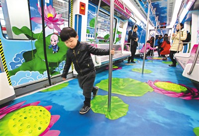 圖為試乘乘客流連忘返。